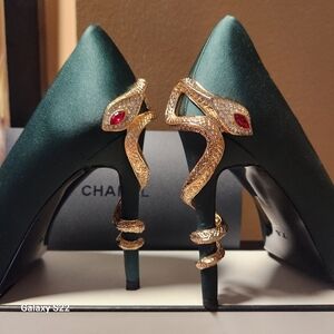 7.5 Emerald Green w/ gold snake pumps
